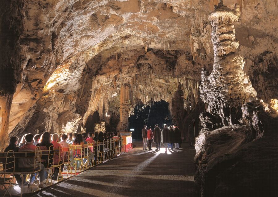 From Ljubljana: Postojna Cave, Predjama Castle and Lake Bled - Why this makes sense from Ljubljana
