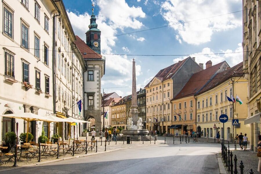Ljubljana: 2h walking tour with local guide - Crossing Cobblers’ Bridge into Old Square