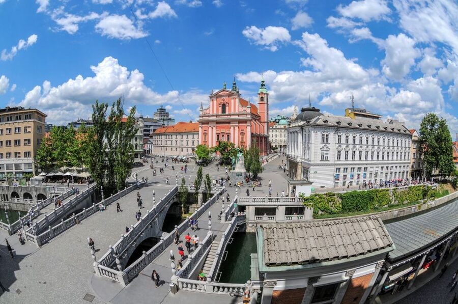 Ljubljana: Guided Walk & Funicular Ride to Ljubljana Castle - The funicular’s one-minute climb