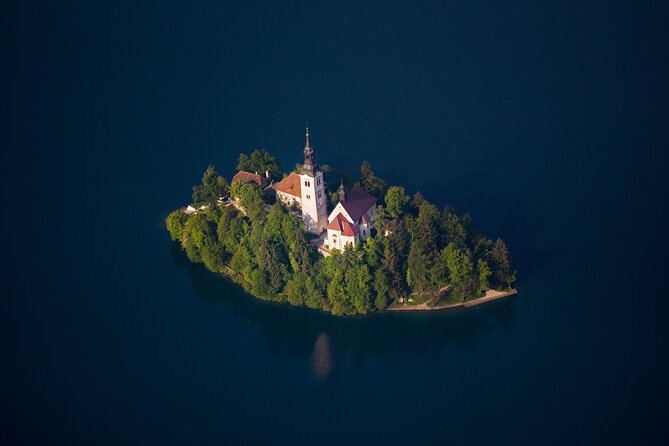 Ljubljana: Lake Bled Experience small group half-day tour - A short lakeside pause and kremšnita