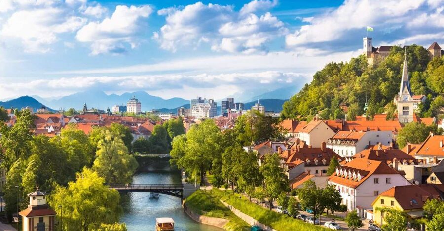 Ljubljana: Private 2h Sightseeing Walking Tour - Prešeren Square starts the story