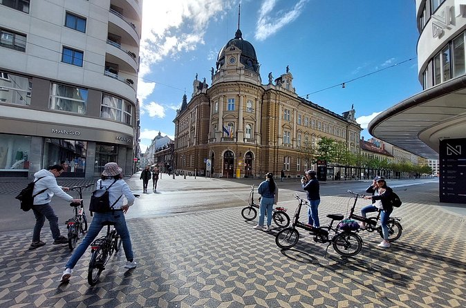 Ljubljana Sightseeing Tour by Electric Bikes - Finishing on Ljubljana Castle Hill