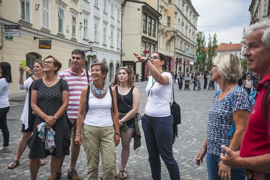 Ljubljana: Slovenian Cuisine Walking Tour with Tastings - History between bites