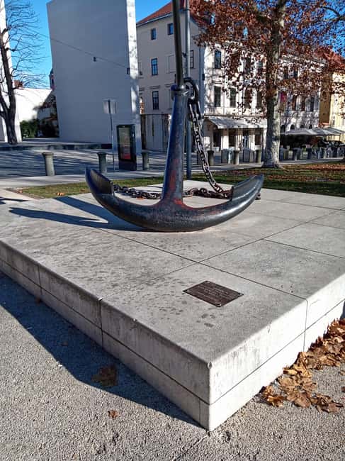 Ljubljana: Wonderful tour fun experience time history - Language, pace, and mobility considerations