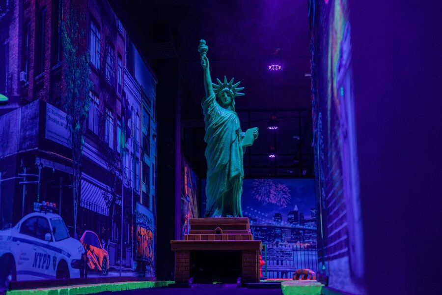 Woop! Glow golf: Ljubljana Btc City - How dark is the blacklight course?